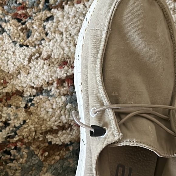 Beige colored hey dudes missing a little lace tab - Picture 4 of 7